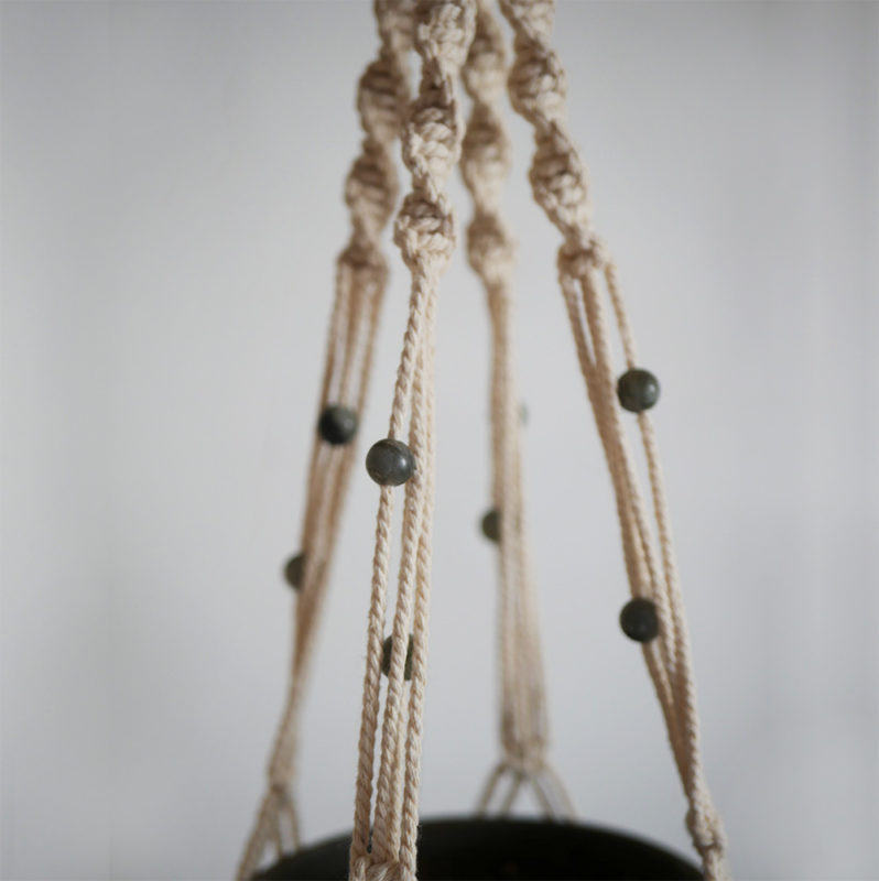 Macramé porte-plante en coton avec des perles en labradorite